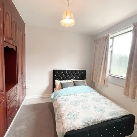 Quiet Self-catering With Surrounding Lakes بيت للعطل