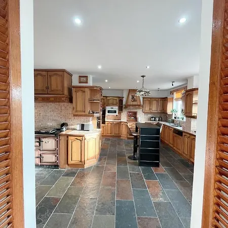 Quiet Self-catering With Surrounding Lakes *