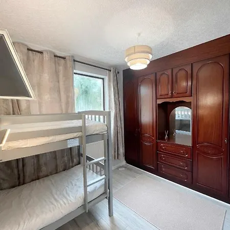 بيت للعطل Quiet Self-catering With Surrounding Lakes *