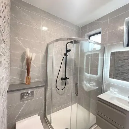 Quiet Self-catering With Surrounding Lakes بيت للعطل *