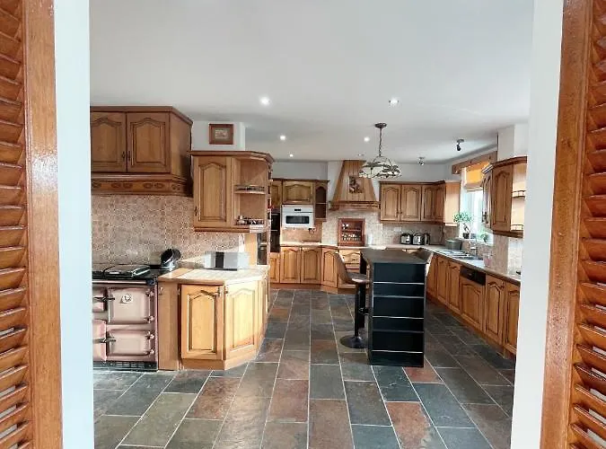 Quiet Self-catering With Surrounding Lakes *